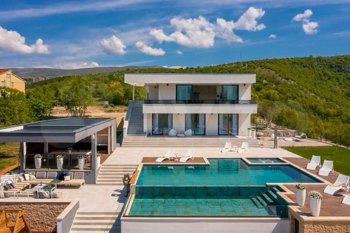 Дом 240 м² на участке 11,8 сот.