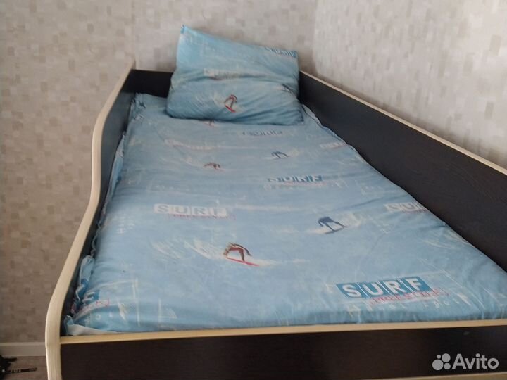 Детская кровать чердак со столом и шкафом