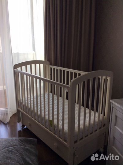 Детская кроватка с маятником