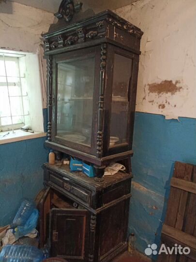 Старинный антикварный шкаф буфет