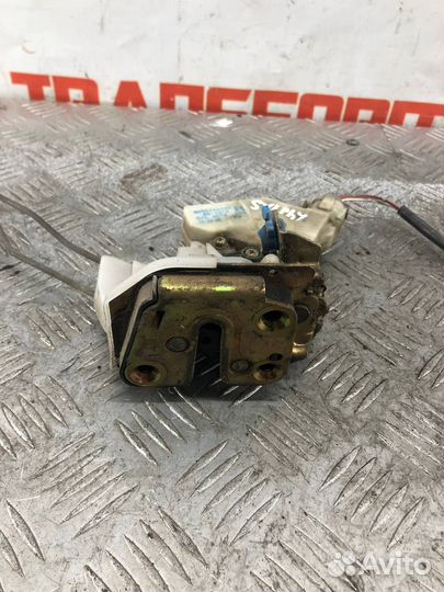 Замок двери задней правой Ниссан Блюберд Силфи