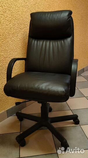 Офисное кожаное кресло руководителя