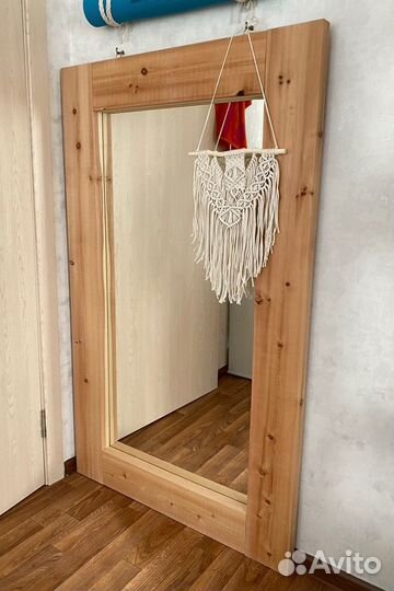 Зеркало в деревянной раме