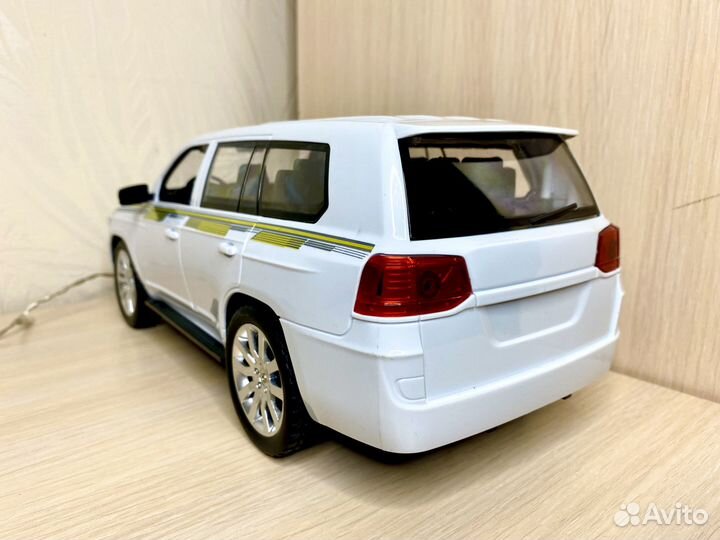 Машинка на пульте управления Toyota Land Cruiser