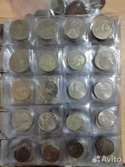 Коллекция монет и купюр