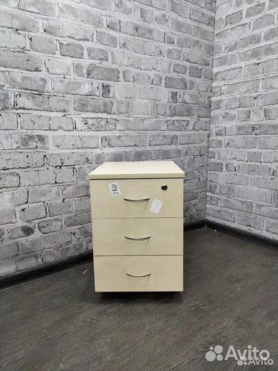 Тумба на колёсах, приставная, с замком