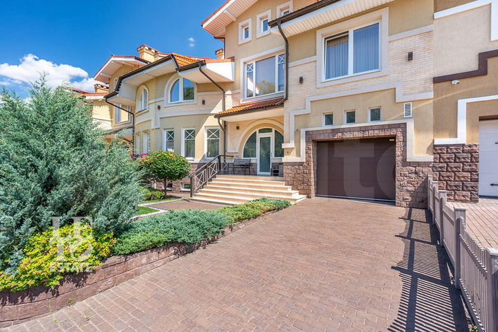 Таунхаус 415,1 м² на участке 4,4 сот.