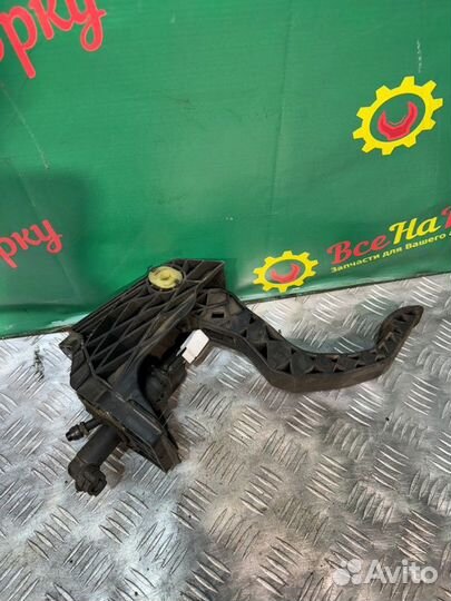 Педаль сцепления Volkswagen Polo седан 2009