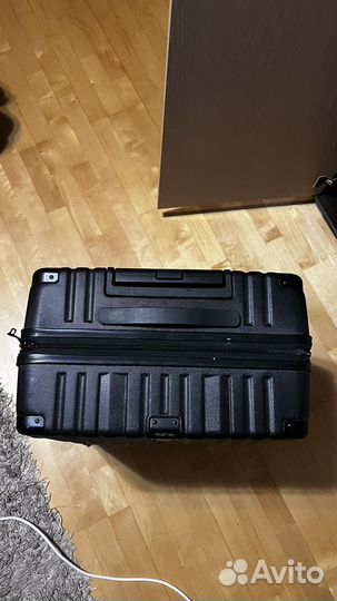 Вещи вместе с чемоданом