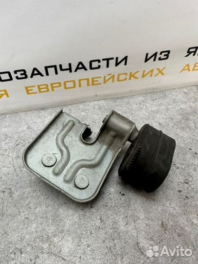 Крепление глушителя заднее левое Mercedes-Benz