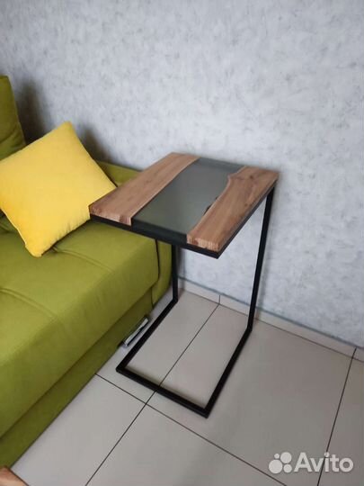 Приставной столик из дерева и смолы