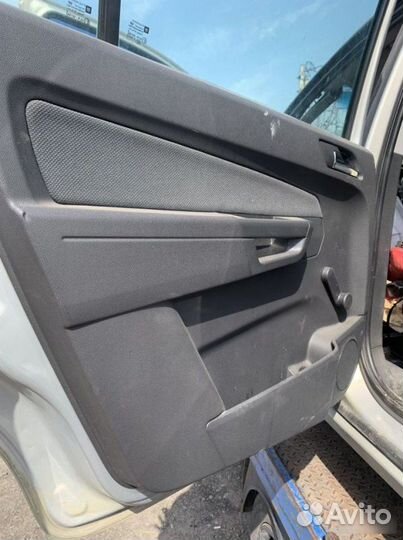 Обшивки дверей Opel Zafira B 2008