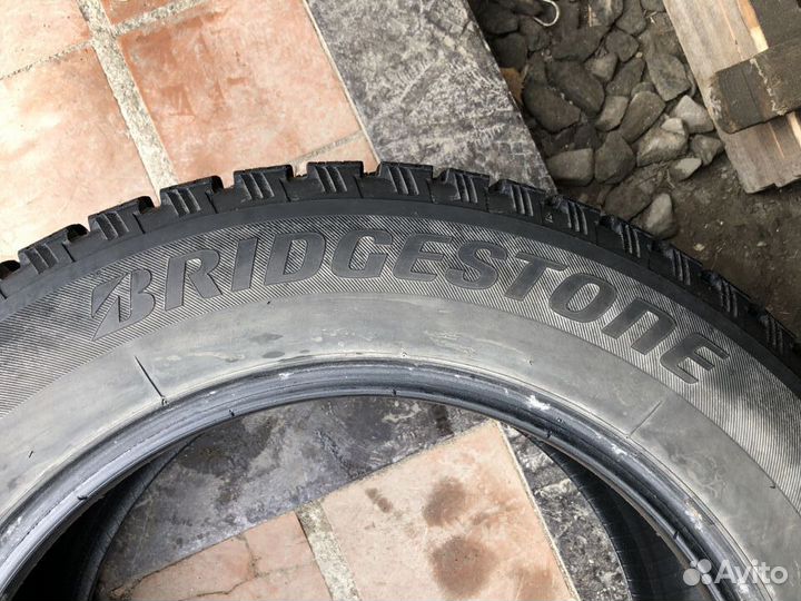 Bridgestone Blizzak Spike-01 215/60 R16