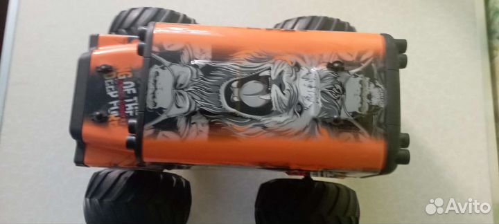 Внедорожник (машинка рабочая но без пульта)