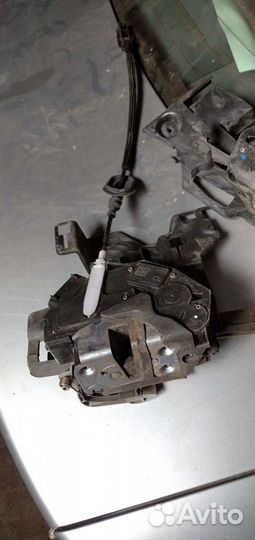 Замки задних дверей на Форд Фиеста 6