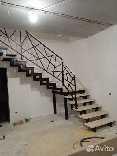 Лестница на металлокаркасе