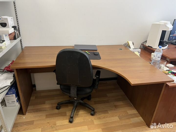 Продается офисный стол крепкий