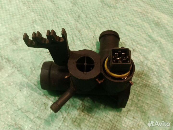 Фланец системы охлаждения Volkswagen Passat B3