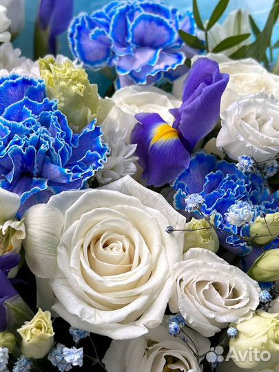 Букет сборный в бело-голубой гамме