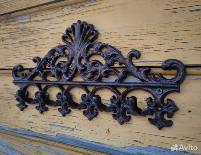 Вешалка в старинном стиле из чугуна