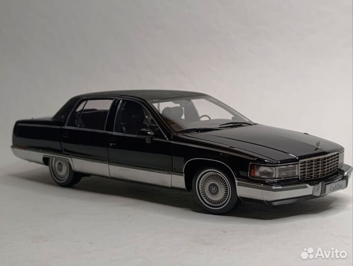 Cadillac Fleetwood Black 1:18 Xiaoguang Models