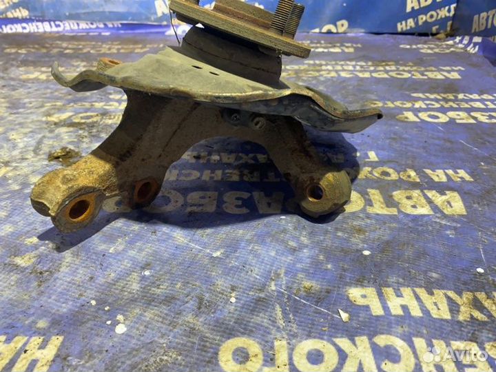 Передний правый поворотный кулак Toyota Yaris