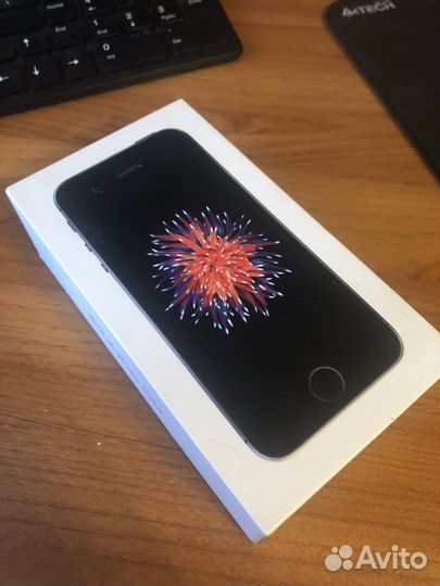 Телефон iPhone SE