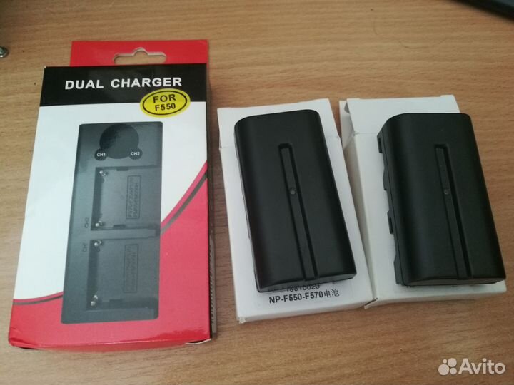 Зарядное устройство и 2 аккумулятора Sony NP-F550