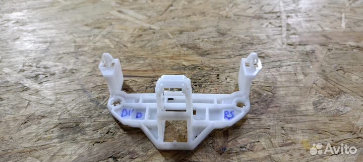 Кронштейн консоли приборной панели Renault Symbol