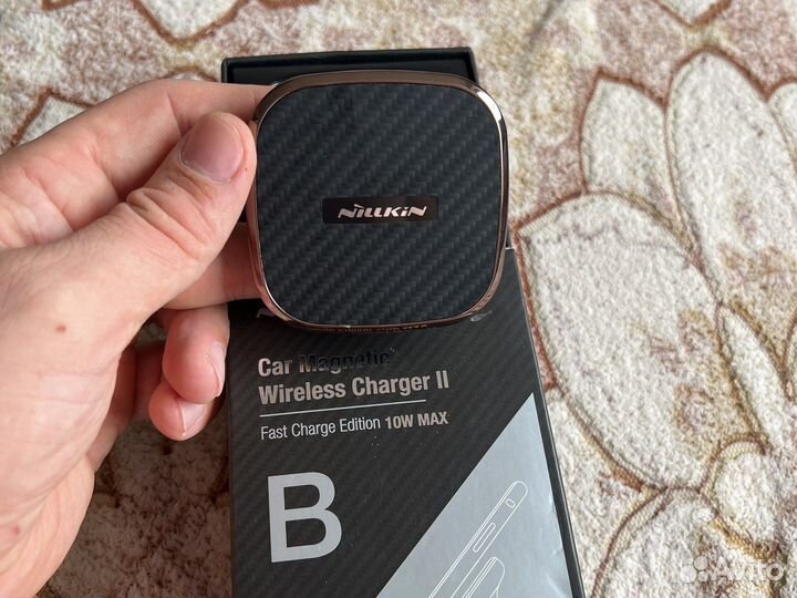 Беспроводная зарядка в машину