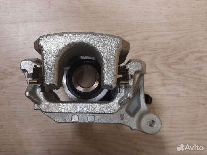 Суппорт тормозной задний правый Mitsubishi