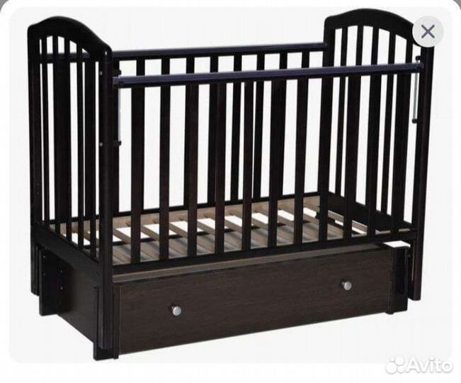 Детская кроватка с маятником и матрасом