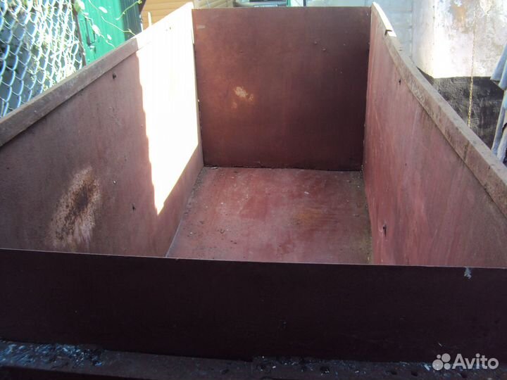 Ящик для хранения зерна и других кормов.животным