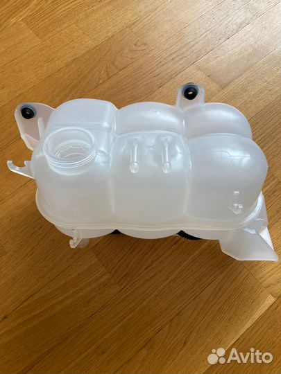 Расширительный бачок 5 Escalade Tahoe 2021