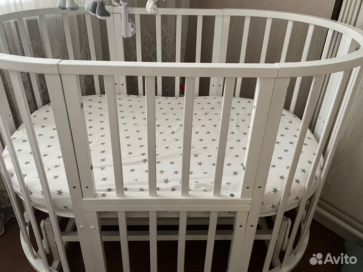 Детская кроватка с маятником