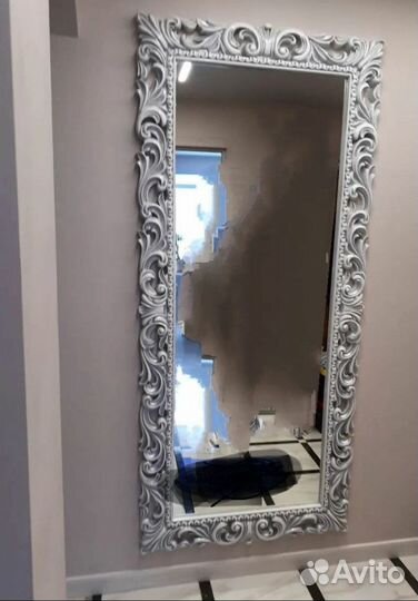 Зеркало настенное в резной раме