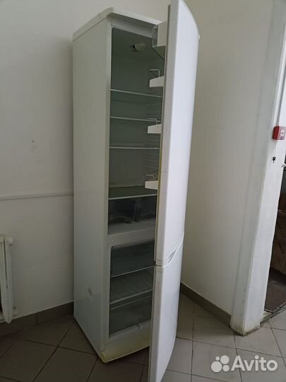 Холодильник бу Атлант