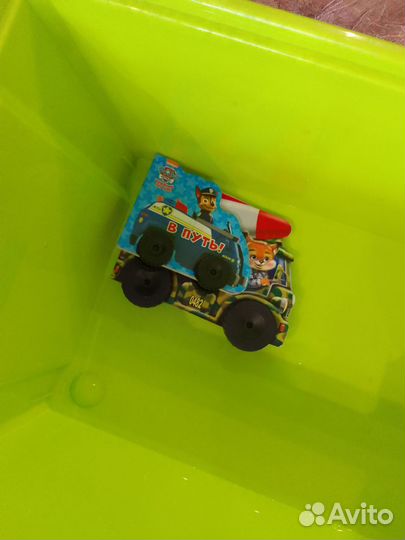 Детские игрушке в коробке для хранения