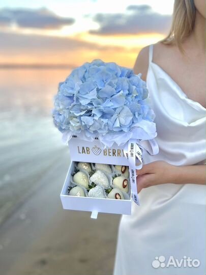 Сладкий букет из клубники в шоколаде с цветами