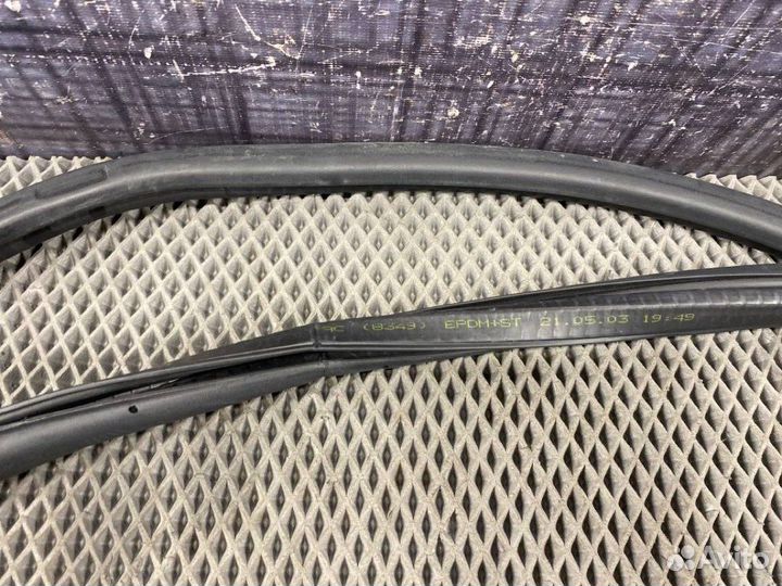 Уплотнительная резинка передняя Volkswagen Touareg