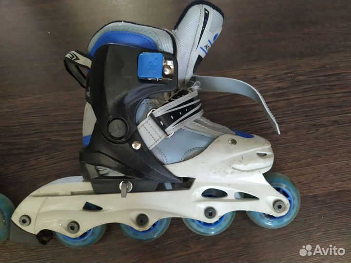 Ролики и к ним есть защита и шлем на голову