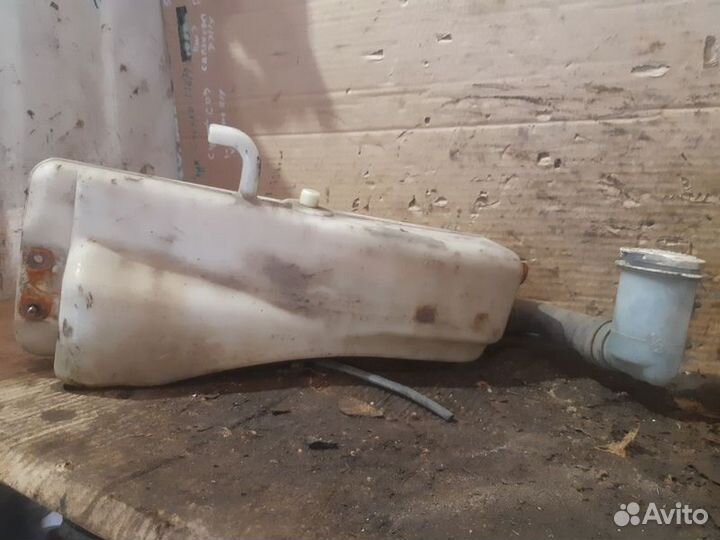 Бачок омывателя Mitsubishi Pajero