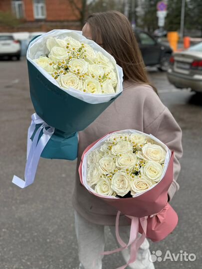 13 белых роз в оформлении