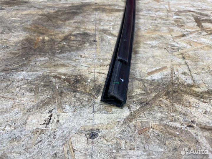 Уплотнитель стекла двери задний правый Renault