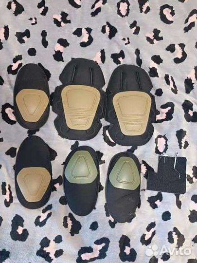 Боевой костюм с наколенниками и налокотниками