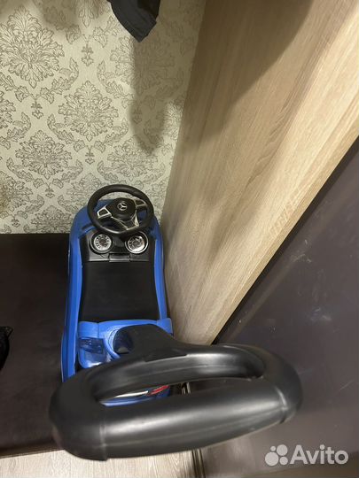 Детская машина каталка с ручкой