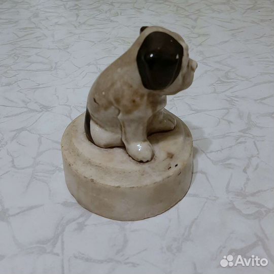 Фарфоровая статуэтка собаки 