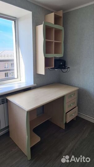 Продам спальный гарнитур (кровать, шкаф, стол)