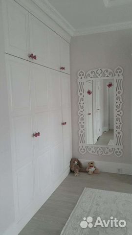 Зеркало резное в виде окна с наличниками