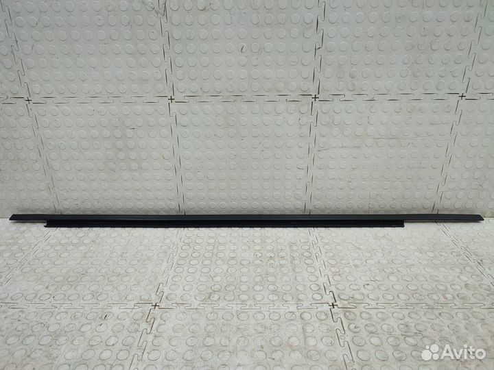 Уплотнитель стекла двери задний левый Лада Гранта